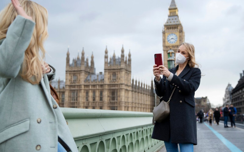 friends posing at the red phonebooth, London trip, December 2024, UK